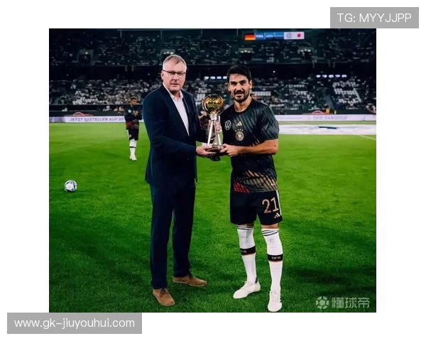 荣耀时刻：足球巨星捧起奖杯瞬间的辉煌与激情